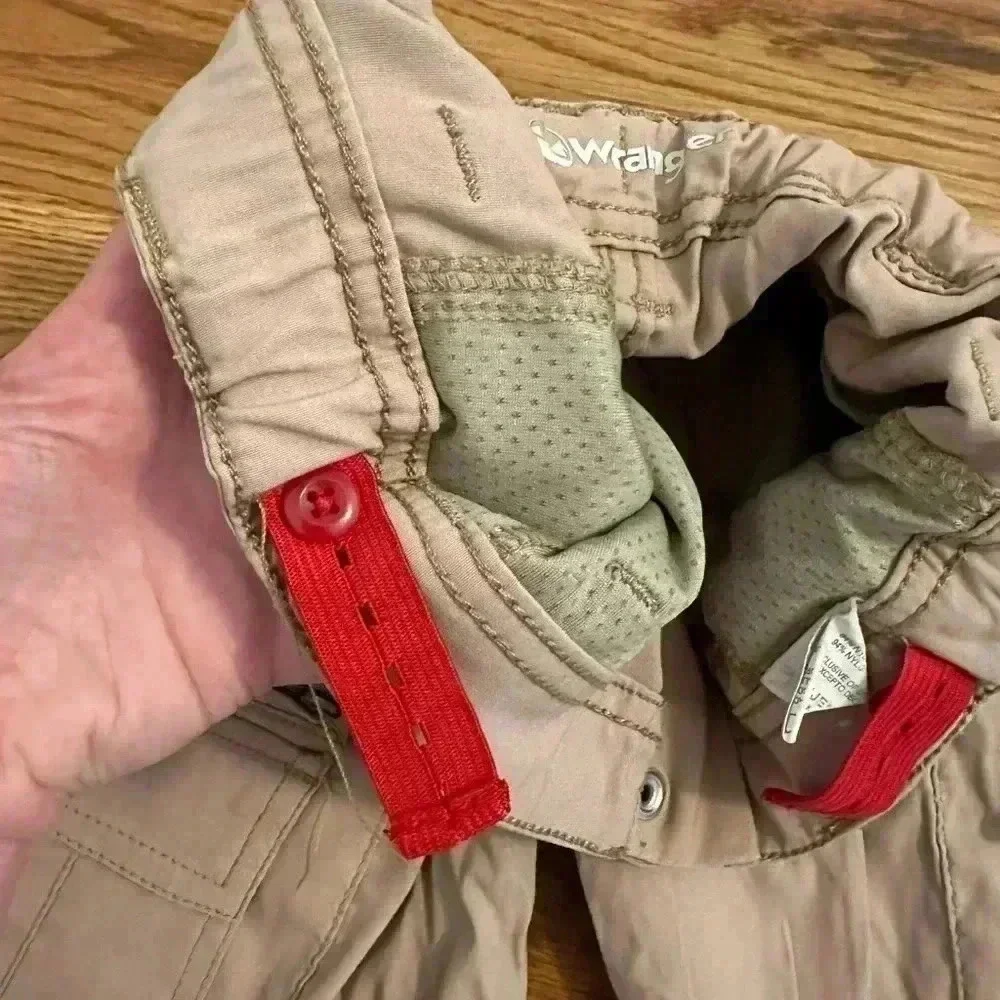 Wrangler Boys Khaki outdoor cargo shorts size 8